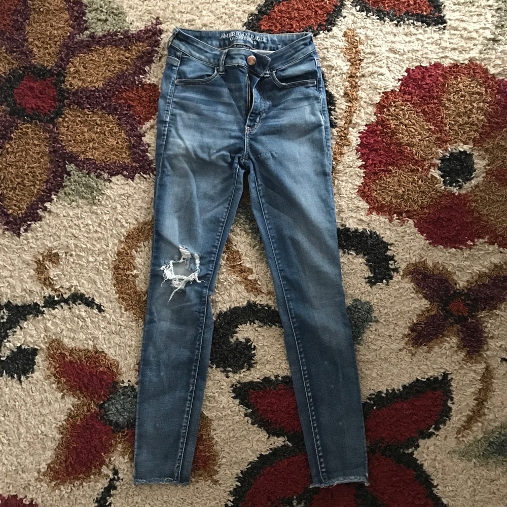 High Waisted American Eagle Jeans w/ Hole